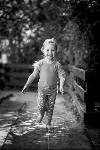 Hos en professionel fotograf, der har erfaring eller måske endda speciale i at lave portrætbilleder af børn