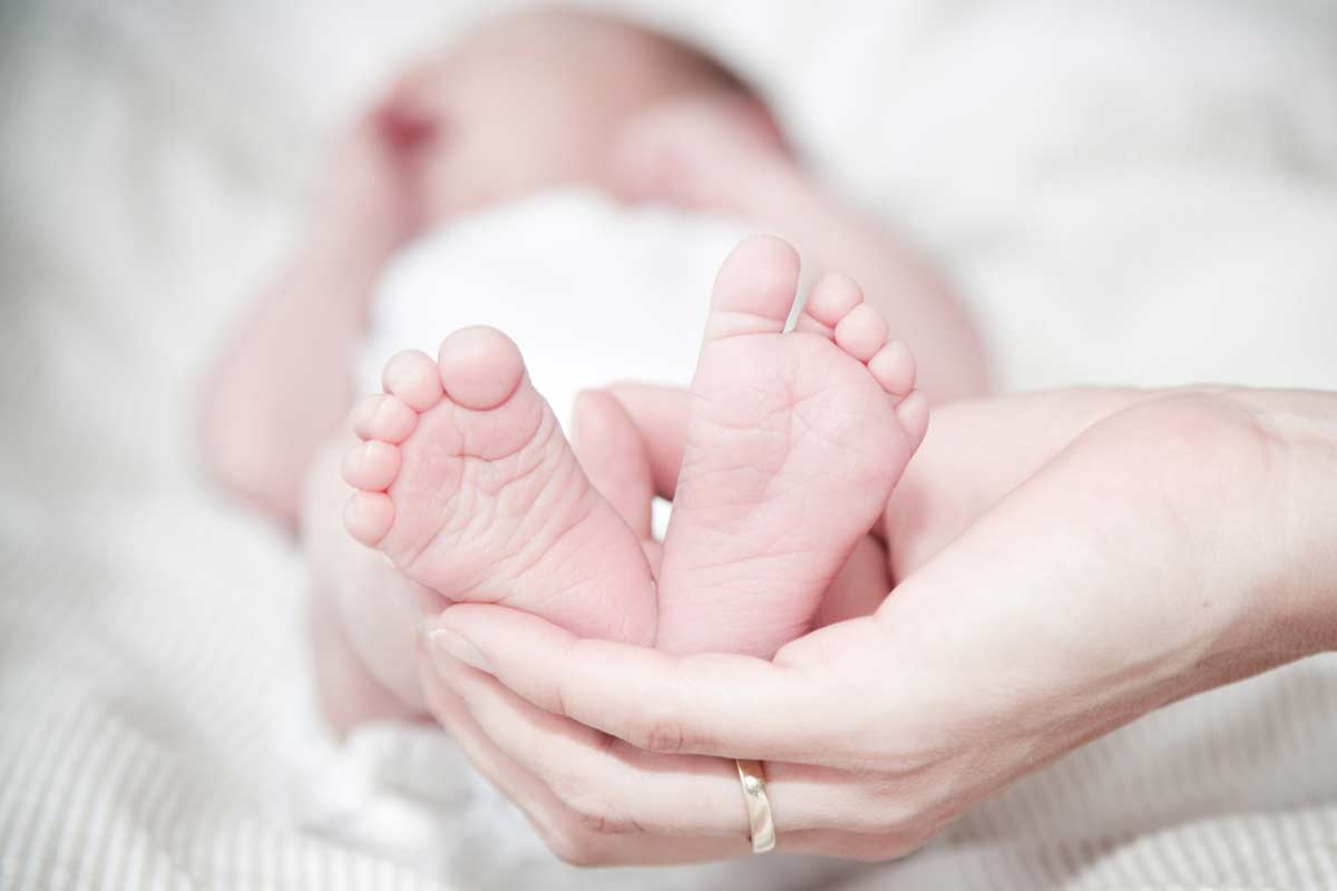 Baby fotograf med stor erfaring i baby fotografering både i studie og på location