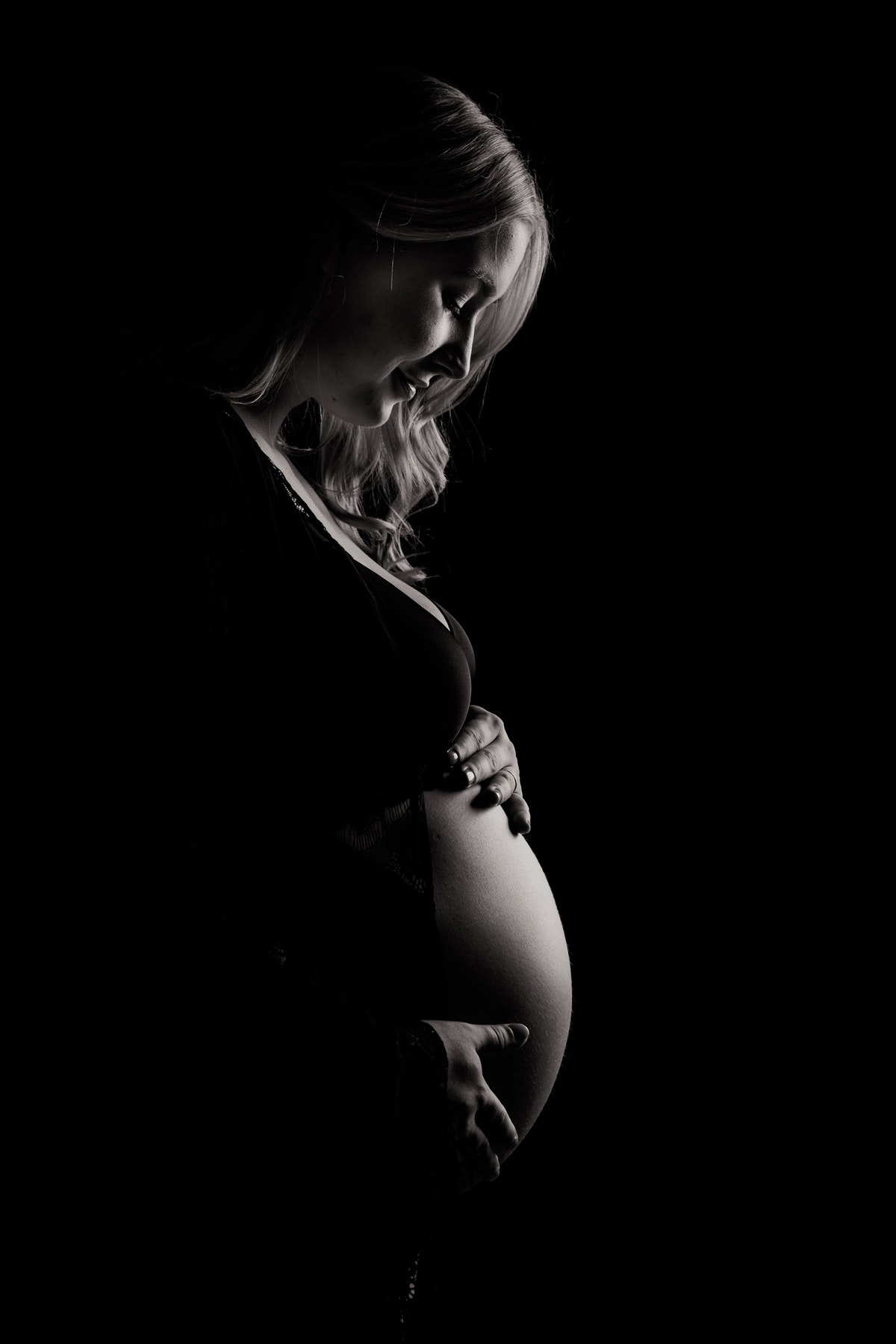 Gravid fotografering hos kvindelig fotograf i spændende fotostudie